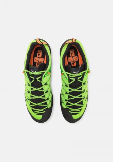 Походные кроссовки