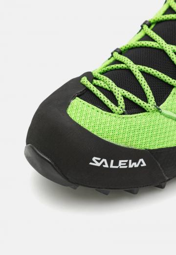 Походные кроссовки