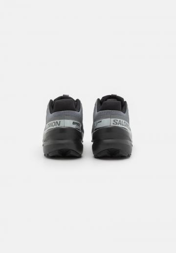 Походные кроссовки