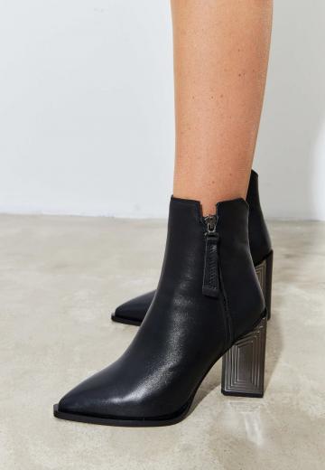 Полусапожки на высоком каблуке