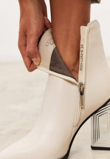 Полусапожки на высоком каблуке