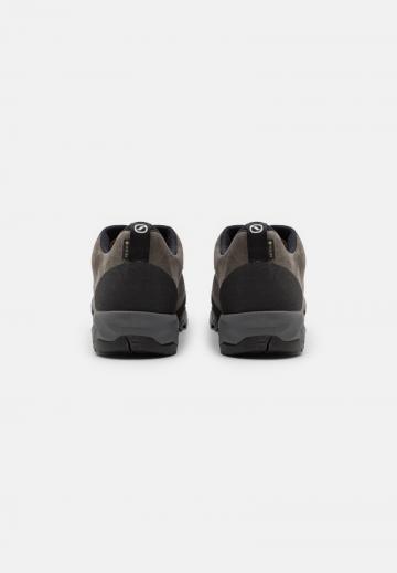 Походные кроссовки