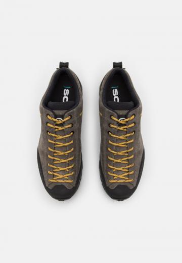 Походные кроссовки