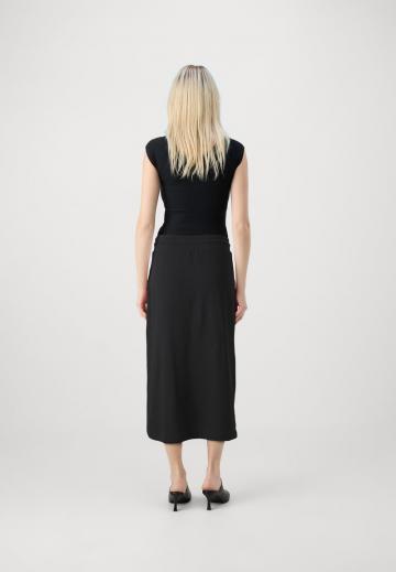 Юбка с накладными карманами