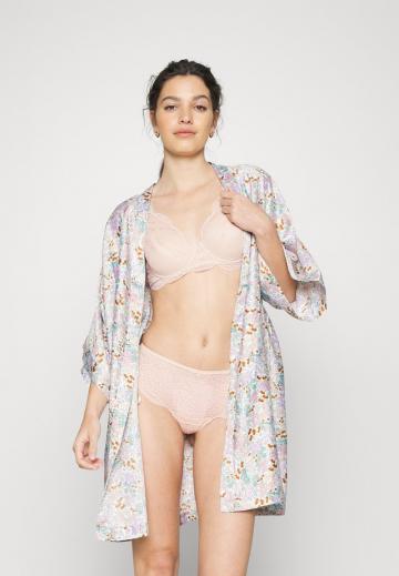 Трусы на бедрах