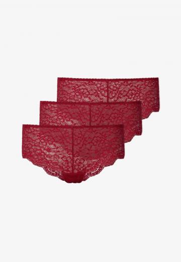 Трусы на бедрах