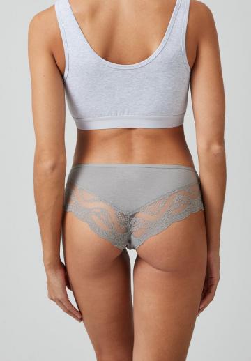 Трусы на бедрах