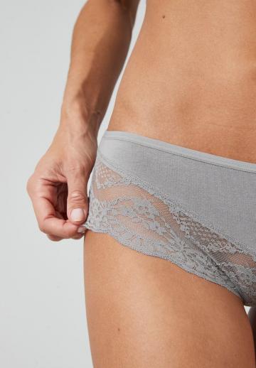 Трусы на бедрах