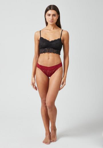 Трусы на бедрах