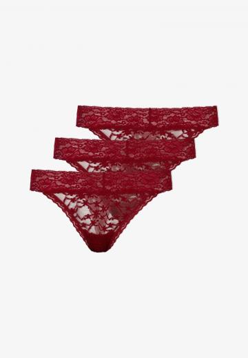 Трусы на бедрах