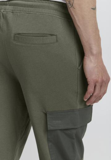 Брюки с накладными карманами