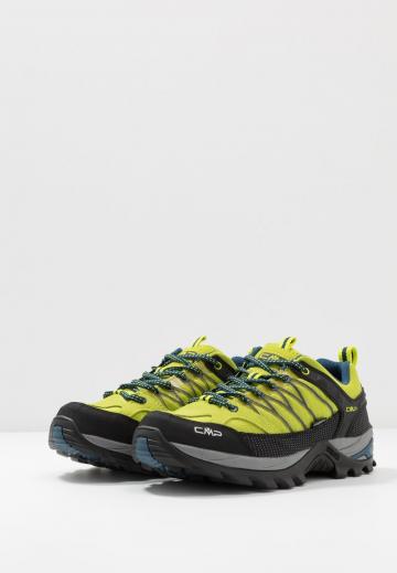 Походные кроссовки