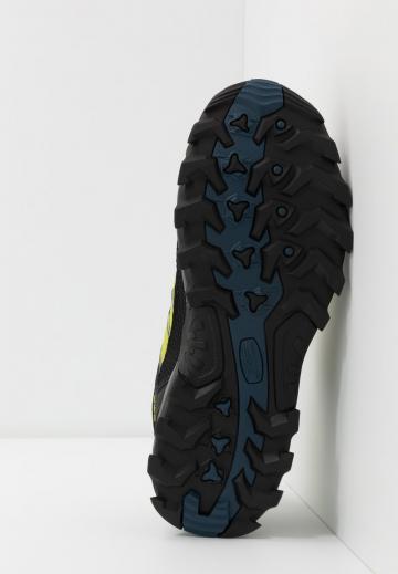 Походные кроссовки