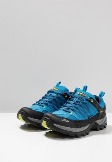 Походные кроссовки