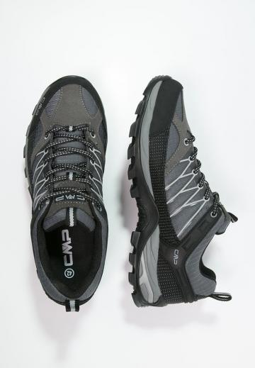 Походные кроссовки