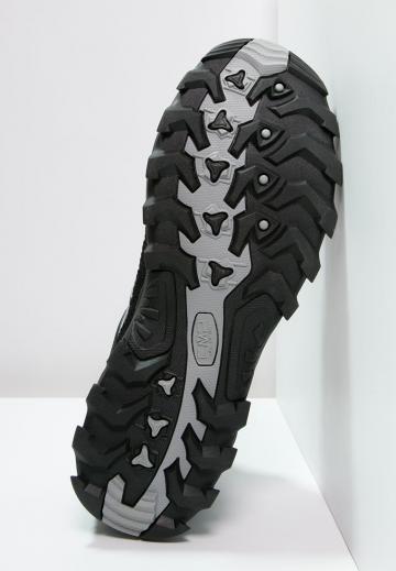 Походные кроссовки