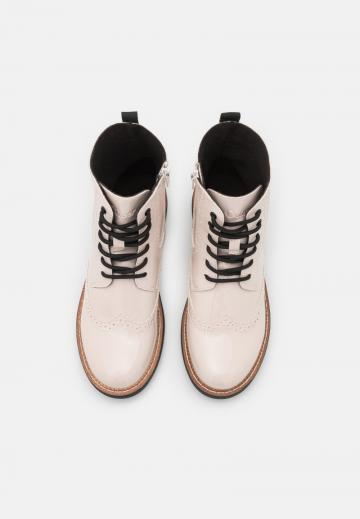 Ботинки на шнуровке