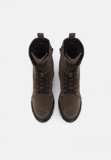 Ботинки на шнуровке