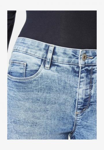 Короткие джинсы