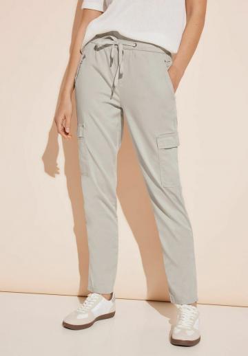 Брюки с накладными карманами