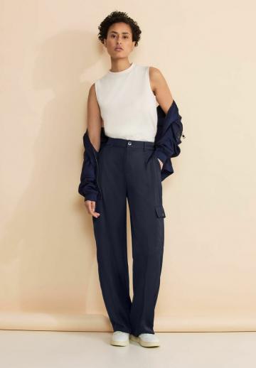 Брюки с накладными карманами