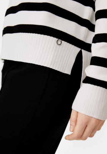 Пуловер в полоску
