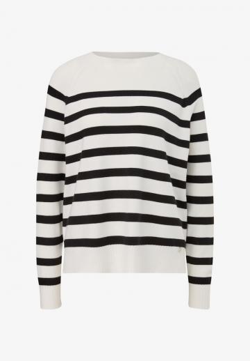Пуловер в полоску