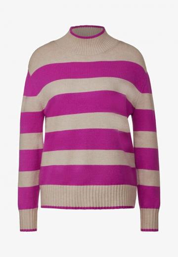 Пуловер в полоску