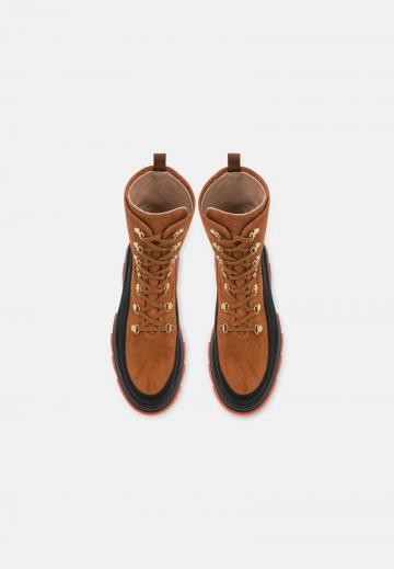 Ботинки на шнуровке