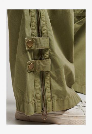 Брюки с накладными карманами