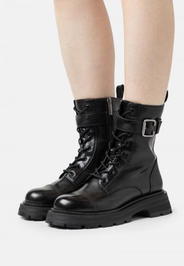 Ботинки на шнуровке