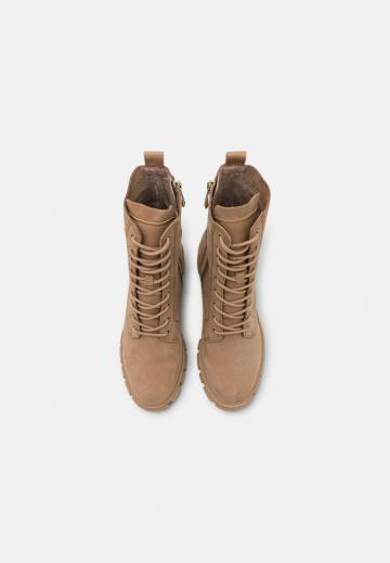 Ботинки на шнуровке