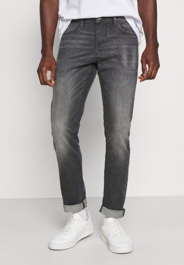 Узкие джинсы