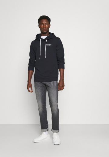 Узкие джинсы