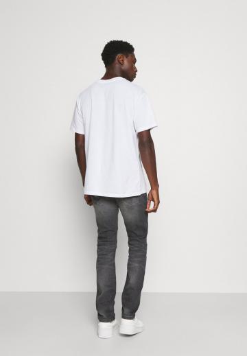 Узкие джинсы