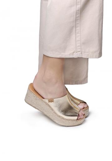 Босоножки на каблуке