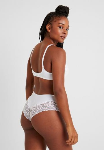 Трусы на бедрах