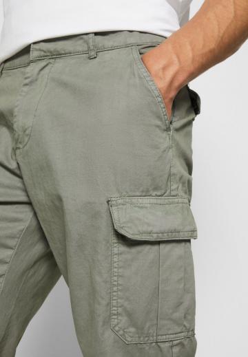 Брюки с накладными карманами
