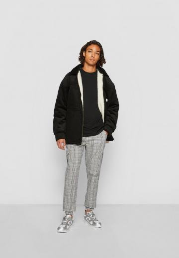 Брюки с накладными карманами