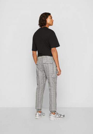 Брюки с накладными карманами