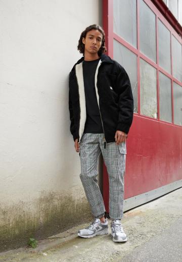 Брюки с накладными карманами