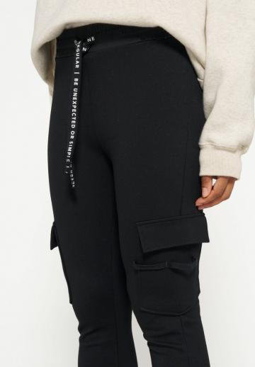 Брюки с накладными карманами