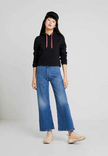 Пуловер с капюшоном