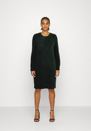 Вязаное платье