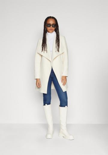 Короткое пальто