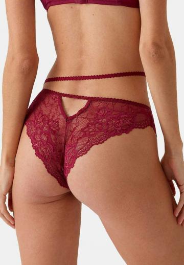 Трусы на бедрах