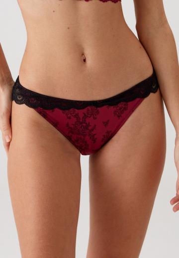 Трусы на бедрах