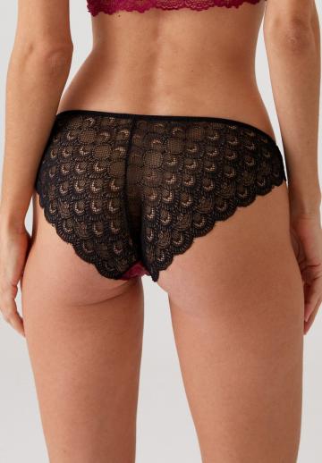 Трусы на бедрах