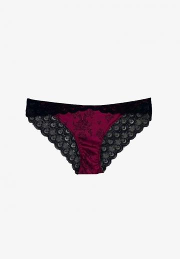 Трусы на бедрах