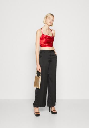 Топ на бретельках